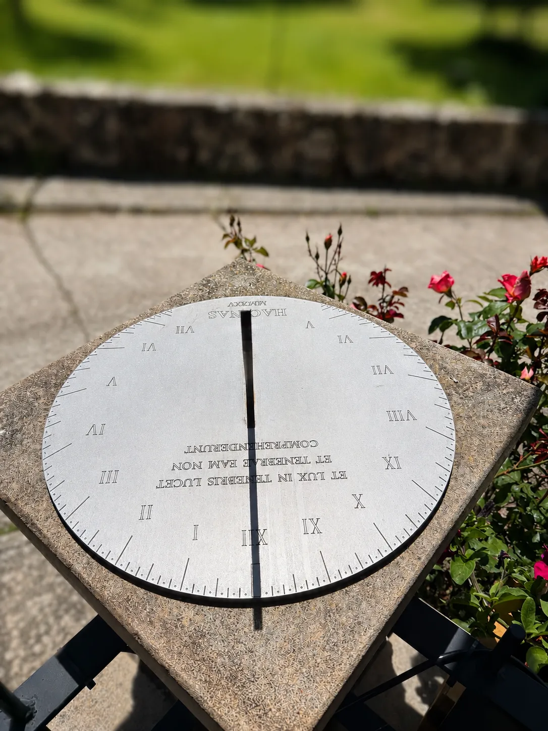 El gnomon proyecta una sombra fina justo sobre la marca de las doce en el cuadrante.